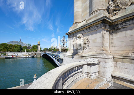 Alexandre III Brücke mit leeren Balkon in einem sonnigen Sommertag, blauer Himmel in Paris, Frankreich. Stockfoto