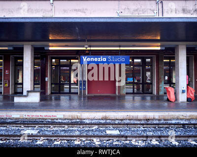 Venedig, Italien - 2. März 2019 Eine leere Plattform von Venedig S Lucia Bahnhof Stockfoto