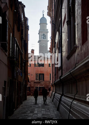Venedig, Italien - 2. März 2019 Ein paar Spaziergänge in einer Gasse in Venedig bei einem bewölkten Nachmittag im Winter Stockfoto