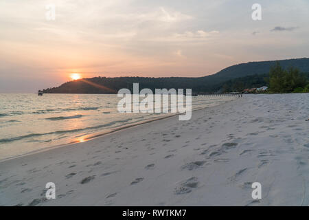 Die Sonne an der Sok San Long Beach auf Koh Rong Insel in Kambodscha Stockfoto