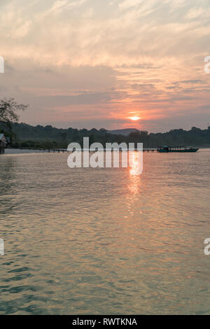 Einen schönen Sonnenaufgang an Sok San Beach auf Koh Rong Insel in Kambodscha Stockfoto