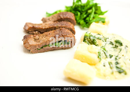 Rindfleisch Saltimbocca mit Salbei und Schinken close-up auf einem Teller. Stockfoto