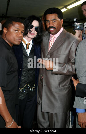 Michael Jackson, Bruder Marlon und Komiker Steve Harvey am vergangenen Sonntag 15. August 2004 bei der ersten AME (African Methodist Episcopal) Kirche in Los Angeles. Stockfoto