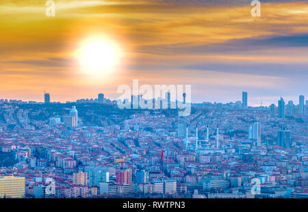 Ankara/Turkey-February 02 2019: Stadtbild Blick von der Burg von Ankara in den Sonnenuntergang Stockfoto