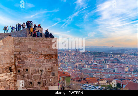 Ankara/Turkey-February 02 2019: Stadtbild Blick von der Burg von Ankara in den Sonnenuntergang und Personen, die an der Spitze der Burg Stockfoto