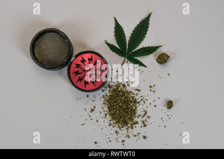 Medizinisches Marihuana Knospen, Unkraut, Schleifer und Cannabis leaf Hautnah. Weiß backdround. Kräutermedizin Stockfoto