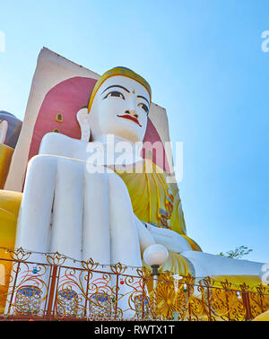 Kyaik Pun Pagode ist berühmt für seine riesigen Statuen von vier Buddhas, dass riched Nirvana, Bago, Myanmar. Stockfoto