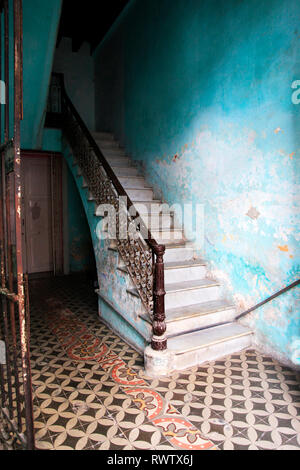 Treppe in einem Haus in der Altstadt von Havanna, Kuba Stockfoto