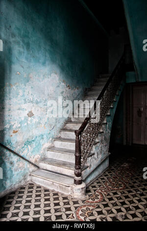 Treppe in einem Haus in der Altstadt von Havanna, Kuba Stockfoto