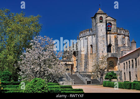 Im freien mittleren Alters Kloster und Templer Burg in Tomar Stockfoto