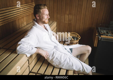 Attraktiven Mann Verlegung in der Sauna Schwitzen Stockfoto