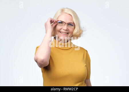 Lächelnd attraktive leitende Geschäftsfrau Brillen Kopf geschossen, glücklich im alter Lehrer, ältere weibliche Führungskräfte. Kontrolle der Sehkraft. Stockfoto