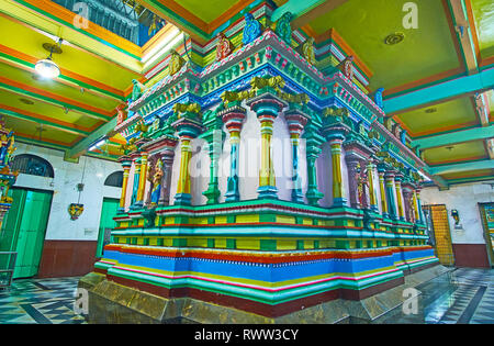 YANGON, MYANMAR - 15. FEBRUAR 2018: Die bunten Säulen der Garbha schmücken - griha Inner Sanctum von Sri Kaali Amman hinduistischer Tempel, am 15. Februar in Y Stockfoto