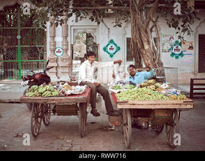 Orchha, Madhya Pradesh, Indien - 30. November 2018: Portrait von unbekannten indischen mans auf Straßen Markt mit Früchten. Täglichen Lebensstil im ländlichen Bereich c Stockfoto