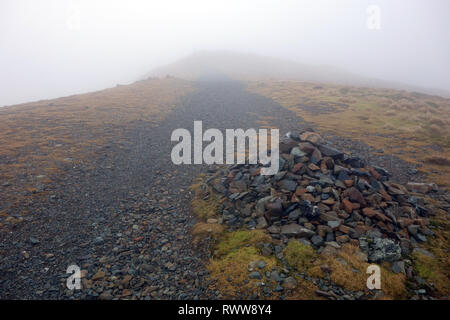 Ein Haufen von Steinen (Cairn) auf dem Gipfelgrat des Wainwright. Sonntag Crag im Nationalpark Lake District, Cumbria, England, UK. Stockfoto