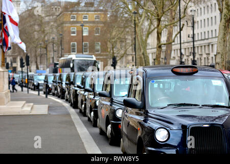 London, England, UK. Taxis aufgereiht in Whitehall während eines Protestes gegen Bürgermeister Sadiq Khan's plant, ihren Zugang zu bestimmten Bereichen der zentralen L zu begrenzen. Stockfoto