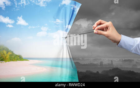 Hand ziehen grüne Landschaft Vorhang zu grauen Landschaft, Umweltschutz Konzept Stockfoto