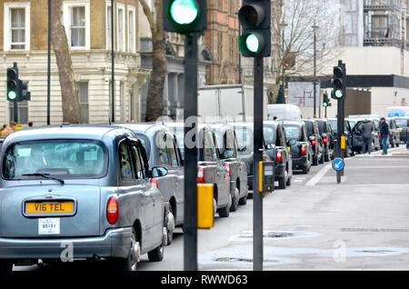 London, England, UK. Taxis aufgereiht in Whitehall während eines Protestes gegen Bürgermeister Sadiq Khan's plant, ihren Zugang zu bestimmten Bereichen der zentralen L zu begrenzen. Stockfoto