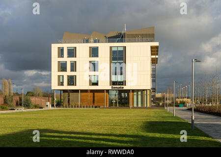 Ein Blick auf eine Grünfläche zum Senat Haus, Waterside Campus, Universität von Northampton, Großbritannien Stockfoto