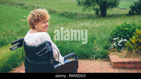 Ältere Frau im Rollstuhl Stockfoto