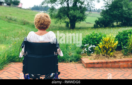 Nicht erkennbare ältere Frau im Rollstuhl Stockfoto