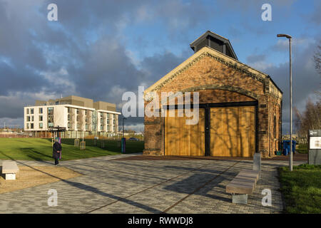 Blick über Wasser Campus, Haus an der Universität von Northampton, UK; restaurierten Lokschuppen, Heimat der Schüler Union im Vordergrund. Stockfoto