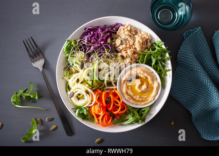 Veggie couscous Mittagessen Schüssel mit spiralazed Karotten und Zucchini, Hummus und Rotkohl Stockfoto