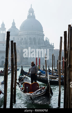 Venedig, Italien. 5. März 2019. Karneval in Venedig. Szenen aus dem letzten Tag der Karneval von Venedig, einschließlich der Besten maskierte Kostümwettbewerb Award Cere Stockfoto