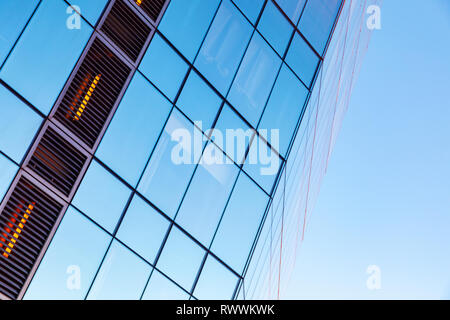 Moderne Business Architecture abstract Fragment, Bürogebäude Ecke aus Glas und Stahl unter blauem Himmel Stockfoto