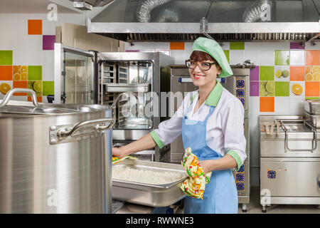 Koch Frau in der Küche Stockfoto
