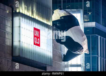 Chengdu, Provinz Sichuan, China - Feb 28, 2019: Panda Skulptur buntgemalt aus Abends an International Finance Center IFS Stockfoto