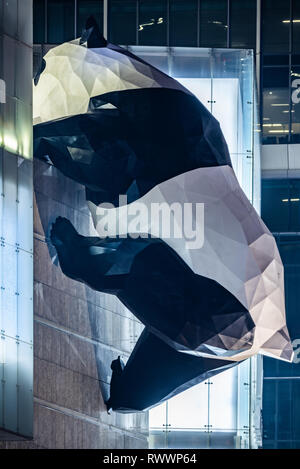 Chengdu, Provinz Sichuan, China - Feb 28, 2019: Panda Skulptur buntgemalt aus Abends an International Finance Center IFS Stockfoto