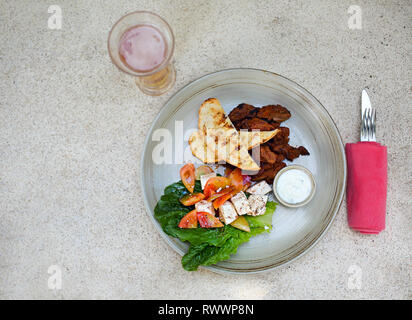 Salat mit Roastbeef, Tofu, Tomaten, Salat und Gemüse Stockfoto