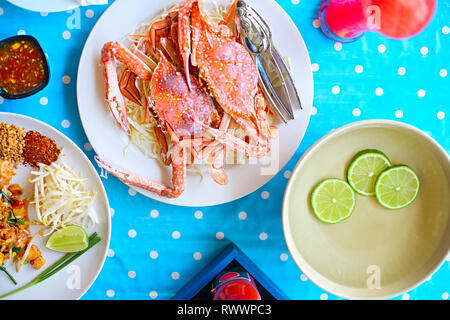 Pad Thai. Im thailändischen Stil Nudeln und Krabben auf den Tisch. Ansicht von oben Stockfoto