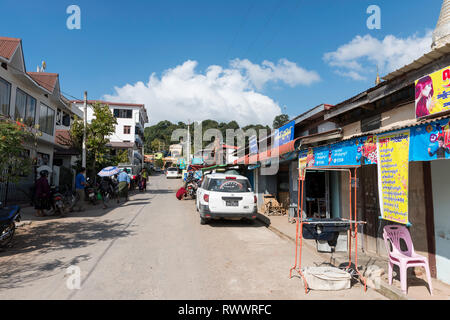 KALAW, MYANMAR - 25. NOVEMBER 2018: Horizontale Bild der normalen Straße mit Geschäften und Autos im Zentrum von Kalaw, Myanmar Stockfoto