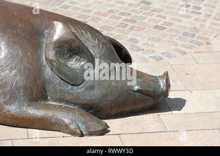 In der Fußgängerzone Lange Straße, Cloppenburg, Niedersachsen, Deutschland, Europa Eberborgbrunnen Stockfoto