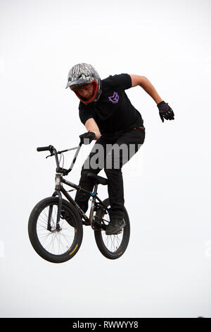 BMX big air freestyle Antenne aus einem Schlot Rampe. Barspin, gen Himmel Blick auf den Reiter und sein Fahrrad im Flug. Stockfoto