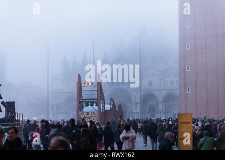Venedig, Italien. 5. März 2019. Karneval in Venedig. Szenen aus dem letzten Tag der Karneval von Venedig, einschließlich der Besten maskierte Kostümwettbewerb Award Cere Stockfoto