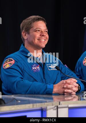 NASA-Astronaut Bob Behnken Adressen Mitglieder der Medien während einer nach dem Start Nachrichten Konferenz nach der historischen Einführung des ersten kommerziellen Crew capsule Demo-1 im Kennedy Space Center, das am 2. März 2019 in Cape Canaveral, Florida. Stockfoto