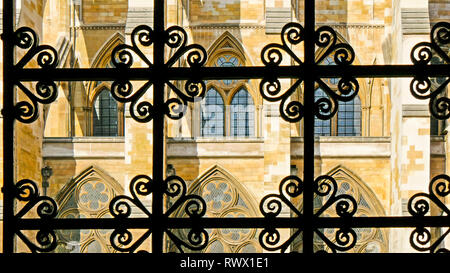 Ein Blick auf die Westminster Abbey aus dem Tor zeigt die schöne Architektur der Kirche Stockfoto