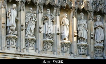 Skulpturen verschiedener religiöser Bilder auf der Seite der Westminster Abbey Kirche gefunden Stockfoto