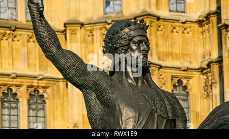 Statue eines Mannes ein Pferd reiten Es vor dem Palast von Westminster in London befindet. Stockfoto