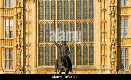 Ein Monument, das von einem Mann ein Pferd reiten vor dem Palast von Westminster in London. Stockfoto