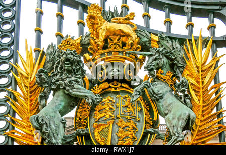 Näher der geschnitzten unicors und Löwen auf das Tor der Buckingham Palace Stockfoto