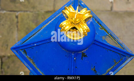Die goldene Krone auf der Straßenlaterne. Die Lampe bringt Licht in der Nacht im 4K Stockfoto