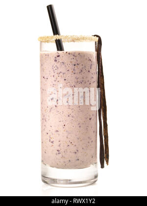 Blueberry Milchshake auf weißem Hintergrund Stockfoto