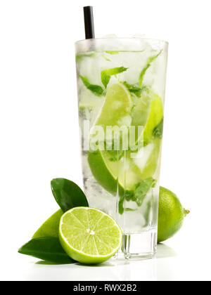 Mojito Cocktail auf weißem Hintergrund Stockfoto