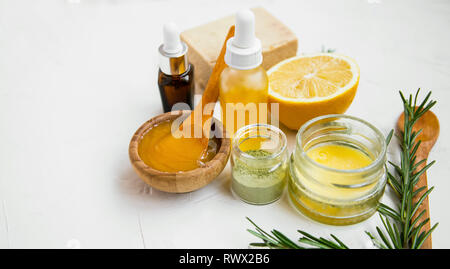 Natürliche Hautpflege Inhaltsstoffe mit Manuka Honig, Zitrone, ätherisches Öl, Lehm, Melisse, Rosmarin Kräuter und natürliche Seife, gesunde Wellness und Spa Produkte, Stockfoto