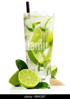 Mojito Cocktails mit Limettensaft und Zucker braun auf weißem Hintergrund Stockfoto