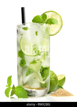 Mojito Cocktails mit Limettensaft und Zucker braun auf weißem Hintergrund Stockfoto